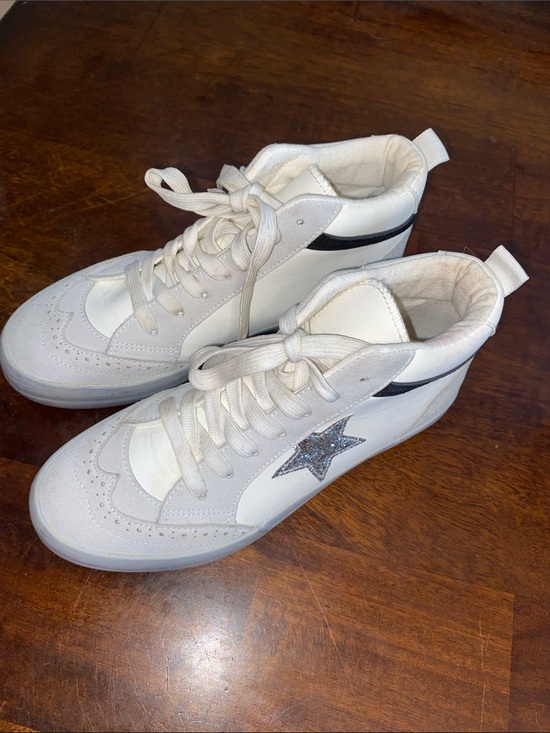 Yoki Shoes - Yoki White High-Top Sneakers with Silver Star and Black Trim